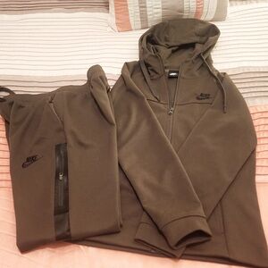 2 pc Nike jogging suit-Dark Olive Green, size L